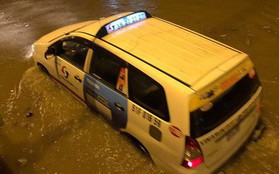 Đường Nguyễn Hữu Cảnh ngập sau trận mưa tối qua: Van đã mở hết nhưng nước không chảy về
