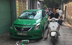 Hà Nội: Taxi đỗ trên đường bị người đàn ông lao vào đập vỡ kính, bẻ gãy gương chiếu hậu