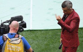 Robbie Williams giải thích lý do gây ra scandal giơ ngón giữa tại lễ khai mạc World Cup 2018