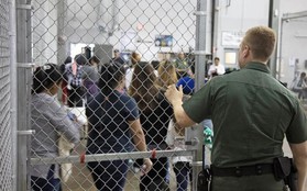 Chùm ảnh: Bên trong một trại tập trung trẻ em nhập cư bất hợp pháp ở Mỹ