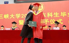 Trung Quốc: Cả hội trường thích thú chứng kiến nam sinh hôn trộm má thầy hiệu trưởng khi lên nhận bằng tốt nghiệp