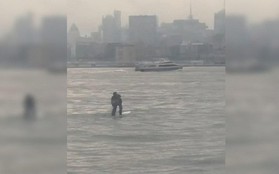 Mỹ: Chèo ván lướt sóng vượt sông đến chỗ họp