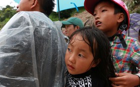Ảnh: Sạt lở khủng khiếp ở Lai Châu, người dân dầm mưa chờ được về nhà