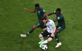 Argentina chiến thắng may mắn, HLV bị đồn mất ghế lại được thể tâng bốc Messi