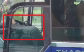 Clip: Tài xế xe khách dùng chân lái xe vì tay đang bận để gối đầu cho đỡ mỏi