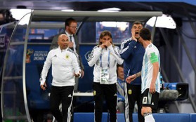 Sốc: HLV Sampaoli phải xin phép Messi mới dám tung Aguero vào sân