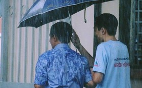 Bức ảnh lưng áo bố đẫm nước mưa vì lo che ô cho con vào phòng thi: Cả đời này, bố mẹ sẽ luôn đợi chúng ta!