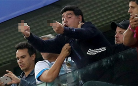 Maradona bị FIFA tước vai trò đại sứ vì giơ "ngón tay thối" về phía CĐV Nigeria