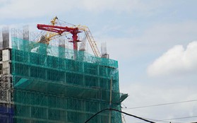 Cần cẩu công trình xây dựng chung cư cao cấp ở Sài Gòn bị gãy, hàng chục người dân sơ tán vì sợ đè nhà