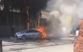 Vĩnh Phúc: Xe taxi bất ngờ bốc cháy, tài xế cùng người dân cố gắng dập lửa giữa trời nắng gắt
