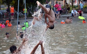 Người dân thôn Trầm ùn ùn rủ nhau ra hồ nước nhân tạo tắm mát giải nhiệt mùa hè