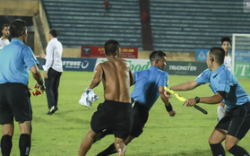 CLB Nam Định bị "treo sân" sau sự cố đuổi đánh trọng tài