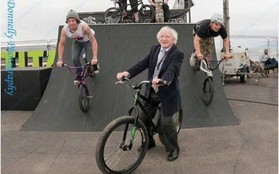 Đi đâu cũng dắt theo chó cưng, lâu lâu lại ngồi xe BMX: Những hình ảnh chứng minh Tổng thống Ireland là nguyên thủ dễ thương nhất thế giới