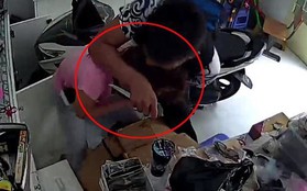Nam thanh niên dùng dao kề cổ chủ tiệm tạp hoá, cướp tài sản giữa ban ngày