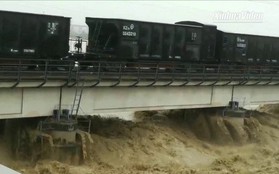 Trung Quốc sử dụng 2 đoàn tàu nặng 7.000 tấn nhằm ngăn cầu đường sắt bị lũ cuốn trôi