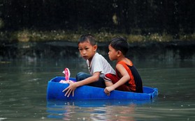 Phố biến thành sông ở Philippines sau khi bão Sơn Tinh đổ bộ