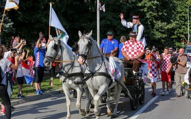 Trung vệ Croatia được rước bằng xe ngựa khi về quê