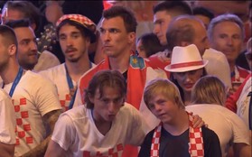 Giữa biển người hâm mộ, Luka Modric ân cần kéo tay cậu bé mắc hội chứng Down lên sân khấu ăn mừng