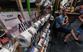 CĐV Napoli bày bán giấy vệ sinh in mặt Ronaldo