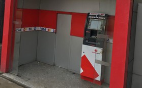 Một trụ ATM của ở Sài Gòn bị trộm dùng xà beng đập phá
