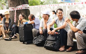 Lâu lắm rồi mới được chứng kiến một kỳ thi đại học đúng nghĩa: Cha mẹ tay xách nách mang vượt hàng trăm cây số đưa con lên thành phố dự thi