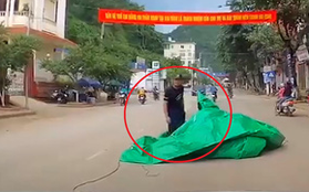 Lạng Sơn: Bạt che xe tải bất ngờ bay xuống đường trùm kín nam thanh niên đi xe máy phía sau