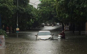 Cảnh báo ngập lụt ở nhiều tuyến đường nội thành Hà Nội sau cơn mưa lớn suốt đêm