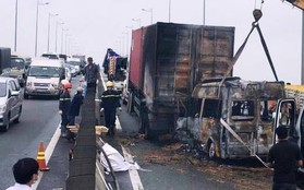 Xe khách tông container rồi cháy rụi, 2 người chết: Cao tốc TP. HCM-Long Thành-Dầu Giây tê liệt hơn 5 giờ