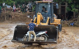 Dùng cẩu chuyên dụng, xe đặc chủng hỗ trợ người dân bị lũ chia cắt tại Yên Bái