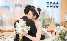 Ảnh đẹp: Á hậu Tú Anh nũng nịu ôm chặt ông xã trong tiệc cưới sang trọng ở Hà Nội