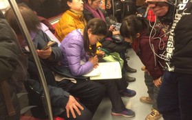 Hình ảnh nữ sinh Trung Quốc cặm cụi học bài trên tàu điện ngầm: Còn nơi nào áp lực học tập nặng nề hơn quốc gia này không?