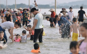 Chùm ảnh: Người lớn, trẻ nhỏ Hà Nội mặc áo phao ùa ra đường tỉnh lộ bơi lội, đánh cá sau nhiều ngày mưa ngập