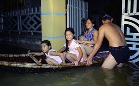 Người Hà Nội chèo thuyền tìm nơi "lánh nạn" trong đêm: "Dự đoán nước còn dâng cao nữa nên... chạy thôi"