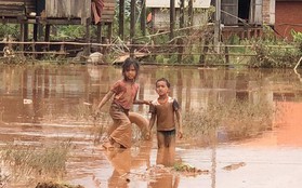 Vỡ đập thủy điện ở Lào: Mọi thứ ngập ngụa trong bùn, trẻ em lem luốc đói lả nhận cứu trợ