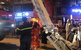 Cửa hàng quần áo trên phố Hà Nội bốc cháy, cả gia đình được đưa xuống bằng xe thang