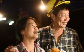 Cuộc giải cứu đội bóng bị mắc kẹt: Người dân Thái Lan vỡ òa cảm xúc khi 12 cậu bé và HLV được tìm thấy