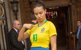 Mừng Brazil vừa chiến thắng tại World Cup, siêu mẫu Adriana Lima mặc luôn áo của đội tuyển để đến fashion week