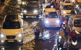 Ngập hàng loạt tuyến phố ở Hà Nội, giao thông tắc nghẽn kinh hoàng suốt nhiều giờ
