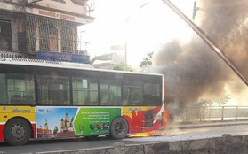 Hà Nội: Xe buýt đang chở khách trên đường bỗng bốc khói dữ dội
