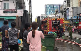 Giải cứu 2 người mắc kẹt trong căn nhà bốc cháy ở Sài Gòn