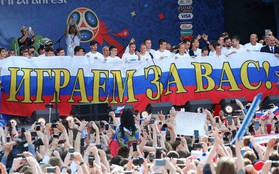 Vào tới tứ kết World Cup, tuyển Nga mừng công giữa biển người