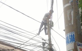 Giải cứu nam thanh niên nghi ngáo đá leo lên cột điện la hét ở Sài Gòn
