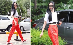 "Nữ hoàng legging" Naeun diện một chiếc quần lạ ra phố, netizen liền hỏi: "Thịt cua hay Ớt khô đây?"