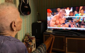 Cụ bà 98 tuổi vẫn mê xem đấu vật WWE, đặc biệt hâm mộ John Cena vì "trận nào cũng bị đánh nên thương"
