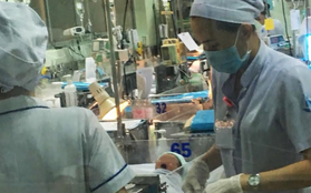 Bé trai bị mẹ nghiện ma túy và nhiễm HIV bỏ rơi đang được điều trị cắt cơn nghiện tại BV Nhi Đồng