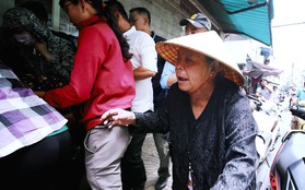 Lợi dụng đông người, nhiều khách tranh lấy cua dì Ba nhưng "quên" trả tiền: "Họ cố tình làm thế, tội dì lắm!"