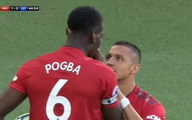 Cận cảnh tình huống Sanchez giành đá penalty nhưng Pogba không cho phép