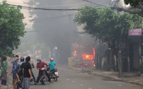 Cháy bãi giữ xe ở gần Sân bay Tân Sơn Nhất, 3 "xế hộp" bị thiêu rụi