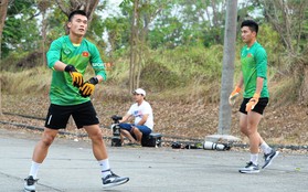 Bùi Tiến Dũng, Văn Hoàng gặp khó khi tập trên sân bê tông