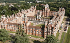 Choáng ngợp với sự nguy nga, tráng lệ của Đại học dành cho giới Hoàng gia Anh: Royal Holloway
